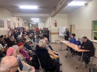 Uczestnicy wyborów przysłuchujący się przemowie Naczelni Wydziału Dialogu Społecznego Barbarze Więckowskiej. Obok pani naczelnik siedzą Anna Hetman Prezydent Miasta i radny Piotr Szereda