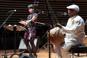 Zdjęcie przedstawia uczestników koncertu Carrantuohill oraz Przemysława Strączka wraz z zespołem. 