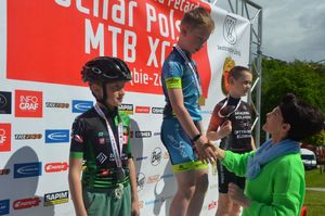 Dekoracja medalowa - trzech kolarzy na podium