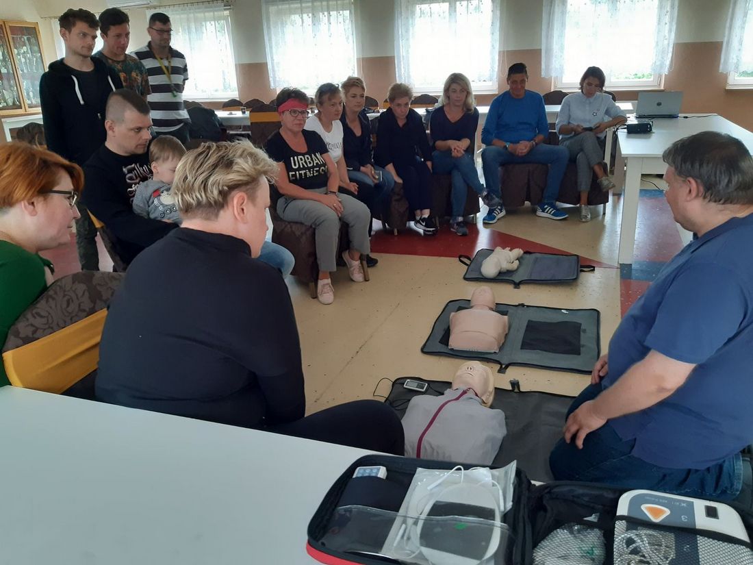 Mieszkańcy Szerokiej podczas zajęć z pierwszej pomocy