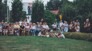 ludzie zgromadzeni podczas odsłonięcia pomnika Henryka Sławika