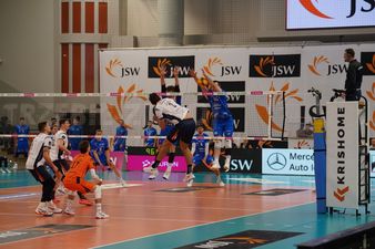 Łukasz Kaczmarek przedziera się przez podwójny blok Suwalszczan