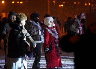 Grupa osób prawdopodobnie patrzacą na scenę