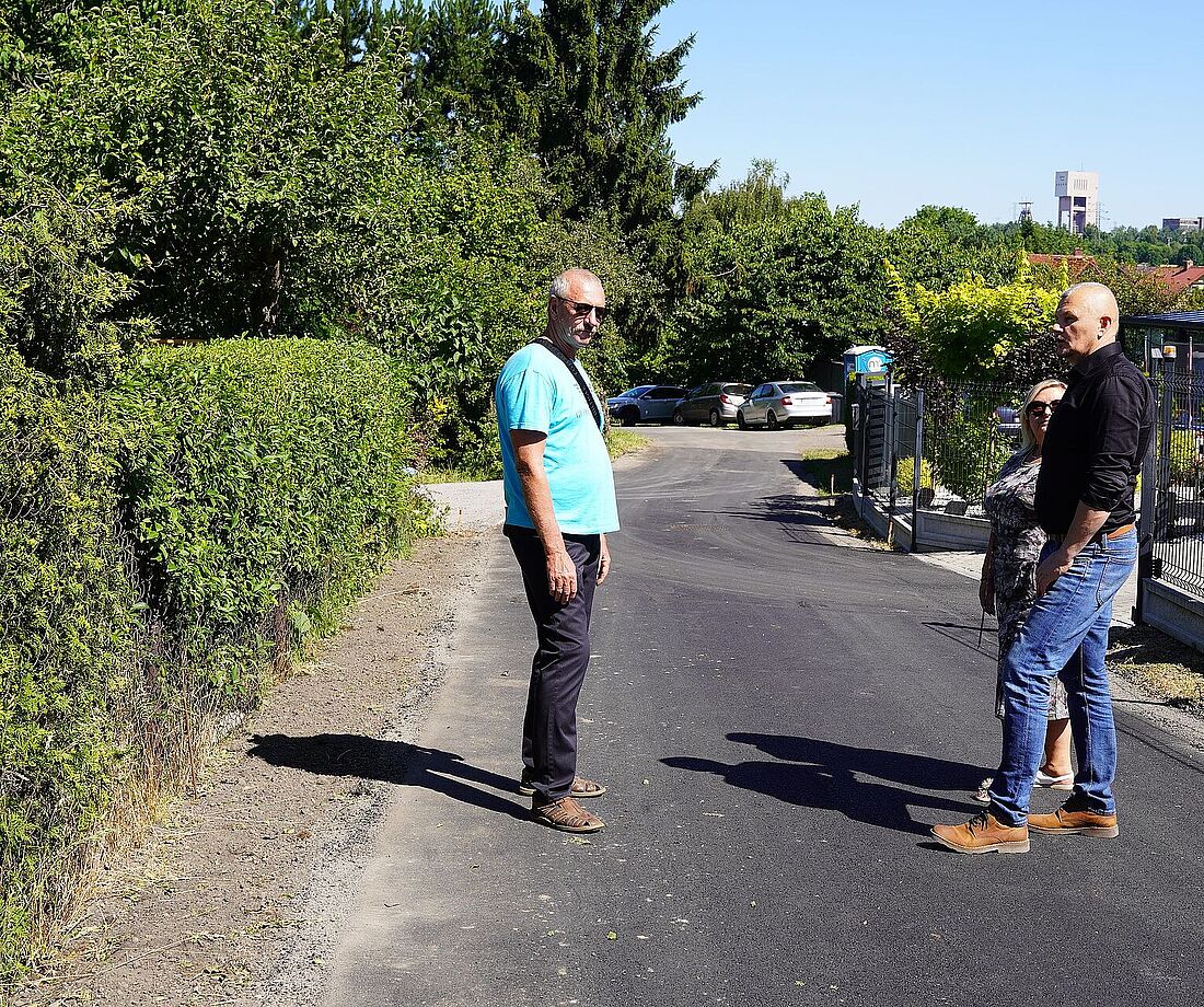 Wykonawca oraz pracownicy Urzedu Miasta na odbieranej drodze 