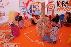 namiot kopalni wiedzy jsw podczas pikniku z hokejem