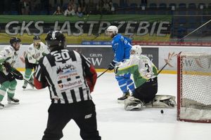 Sytuacja bramkowa Unii, krążek zbliża się do linii.