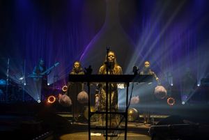 sanah z zespołem na scenie