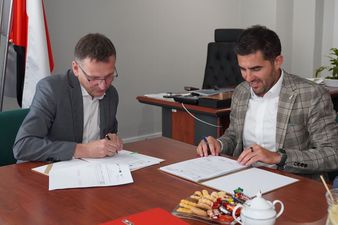 Michał Urgoł Prezydent Miasta i Piotr Góralczyk, prezes Riser Sp. z o.o. podpisujący umowę