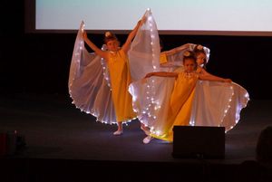 dzieci przebrane za kwiaty na scenie