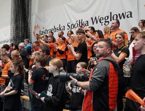 Świętujacy zwycięstwo kibice Jastrzębian