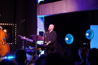 Artysta grający na bębnie