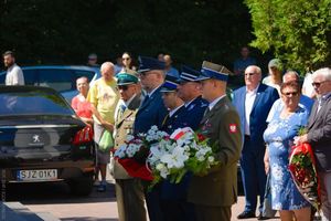 Zdjęcie przedstawia osoy biorące udział w ceremoni.