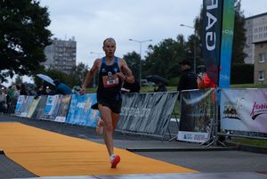 Zdjęcie przedstawia zawodników na mecie biegu głównego.