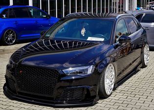 Czarny samochód sportowy