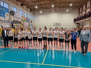 Stojąca wzdłurz linii końcowej boiska drużynę z Bielska-Białej