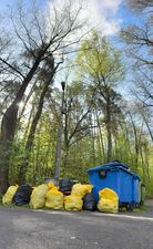 Worki ze śmieciami przy kontenerach