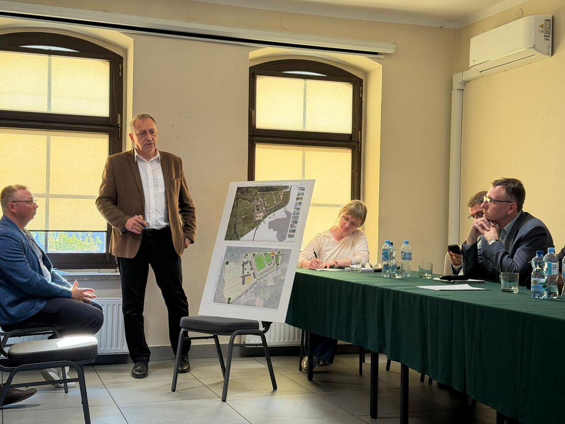 I zastępca prezydenta Grzegorz Dulemba opowiada o planowanym przedsięwzięciu stojąc przy planszy