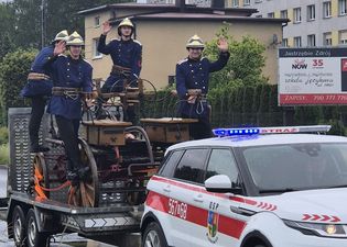 OSP Bieńkowice podczas korowodu otwierającego pokazy zabytkowych sikawek konnych
