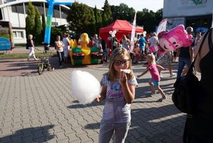 dziewczynka z watą cukrową