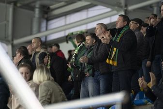 Kibice na trybunach hali widowiskowo-sportowej klaszczą i dopingują swoją drużynę. Niektórzy mają na sobie klubowe szaliki