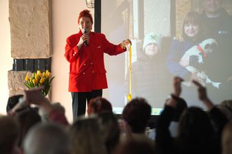 Ewelina Auguścik w czerwonym żakiecie