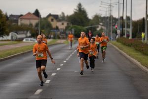 Zdjęcie przedstawia młodych zawodników.