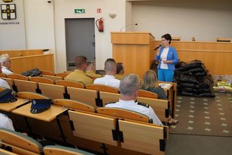 Prezydent Anna Hetman przemawia przez mikrofon do zgromadzonych