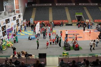 Widok z trybun na salę - stoisko judo