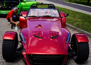Samochód sportowy w stylizacji formuły 1