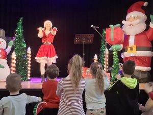 Mikołajowa wykonująca przedstawienie na scenie