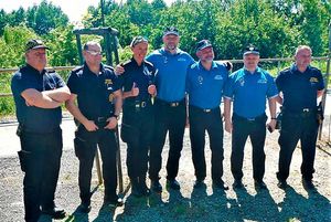 Strażnicy robią sobie pamiątkowe zdjęcie.