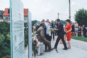 składanie kwiatów pod pomnikiem Henryka Sławika