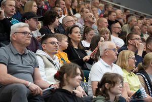 Kibice na trybunach hali.