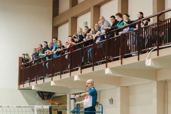 Kibice na balkoniem przeznaczonym dla widzów