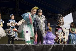 Młodzież w strojach z odpadów - pokaz mody.