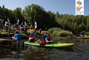 Kajaki są wodowane.