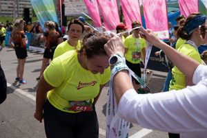 Uczestniczka VIII Jastrzębskiego Biegu Kobiet otrzymuje medal.