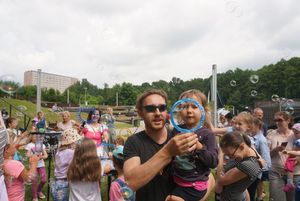 Publiczność podczas pokazu baniek mydlanych na OWN