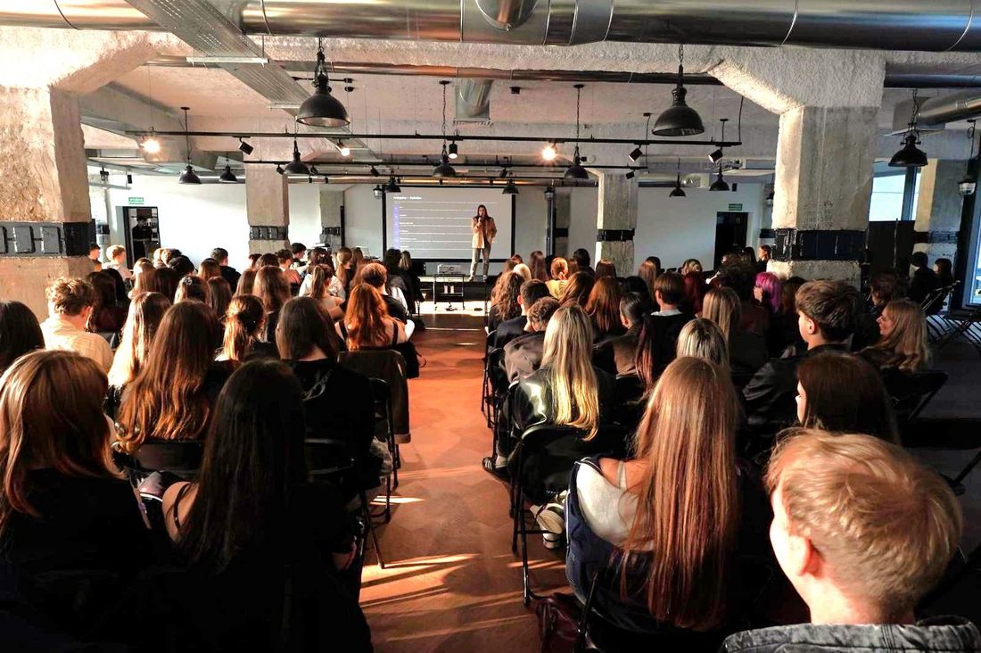 młodzież siedzi i słucha wykładu