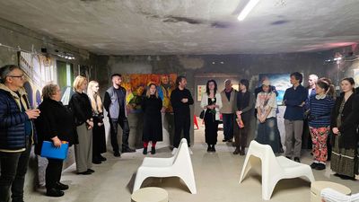 Duża gurpa uczestników wernisażu
