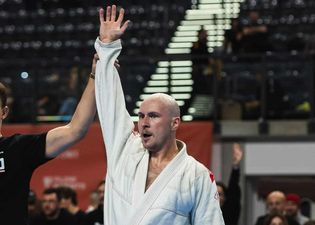 Podniesiona przez sędziego ręka na znak zwycięstwa zawodnika klubu Favela BJJ