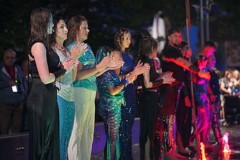 Aktorzy Teatru Cordis stoją w szeregu i biją brawo na zakończenie spektaklu