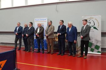 Gonorowi goście i organizaorzy podczas otwarcia turnieju.