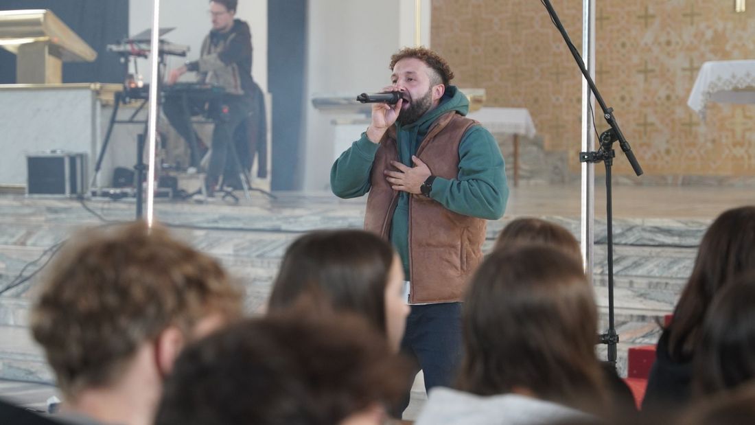 Raper Arkadiusz „ARKADIO” Zbozień śpiewający podczas rekolekcji z młodzieżą