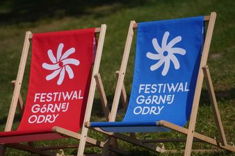 Leżaki z napisem Festiwal Górnej Odry