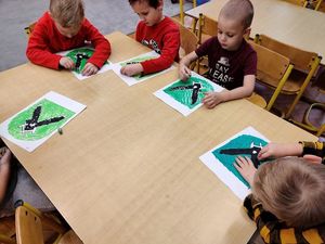 dzieci rysują swoje prace 