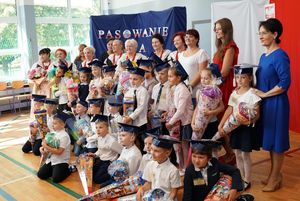 Zdjęcie przedstawia Pierwszoklasistów