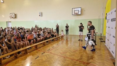 dzieci na sali gimnastycznej podczas wykładu 