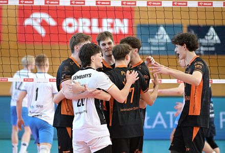 Radość drużyny w kółku po wygranej akcji