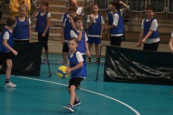 zawodnik w niebiesko-białym stroju szykuje się do rzutu